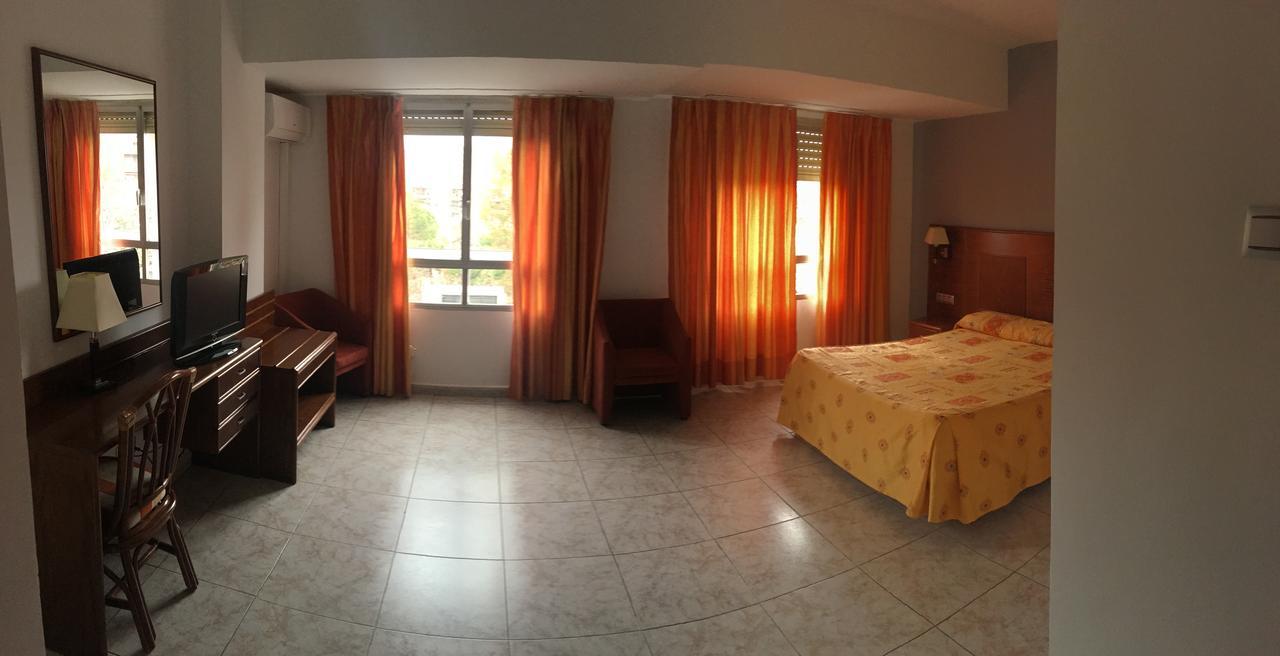 Hotel Perales ตาลาเวรา เดลา เรย์นา ภายนอก รูปภาพ