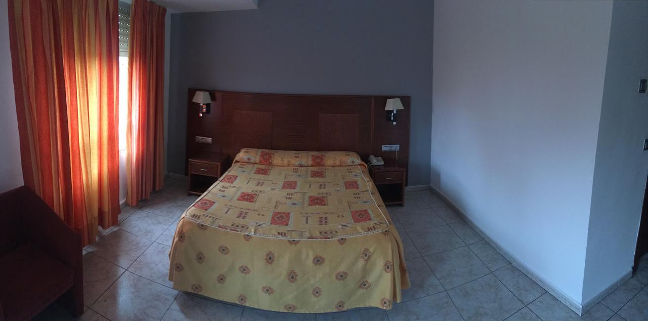 Hotel Perales ตาลาเวรา เดลา เรย์นา ภายนอก รูปภาพ