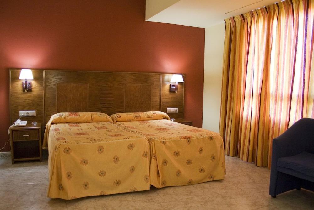 Hotel Perales ตาลาเวรา เดลา เรย์นา ภายนอก รูปภาพ